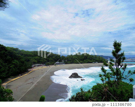 竜王岬より望む桂浜(高知県高知市) 111386780