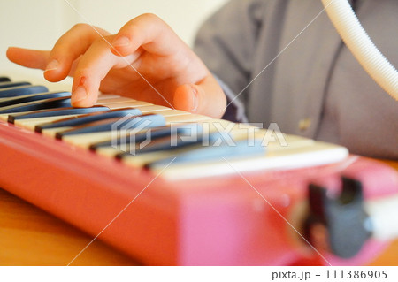小学4年生の女の子が鍵盤ハーモニカを演奏している様子。 小学4年生の女の子が鍵盤ハーモニカを演奏している様子。 111386905