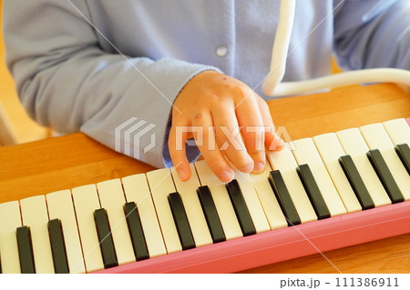 小学4年生の女の子が鍵盤ハーモニカを演奏している様子。 111386911