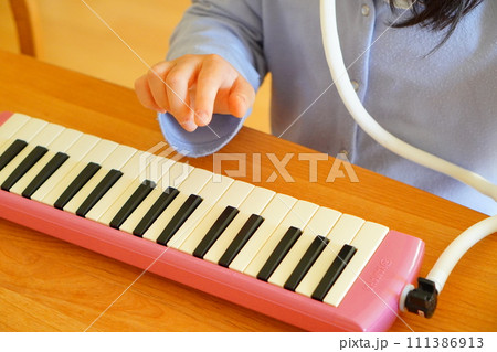 小学4年生の女の子が鍵盤ハーモニカを演奏している様子。 小学4年生の女の子が鍵盤ハーモニカを演奏している様子。 111386913