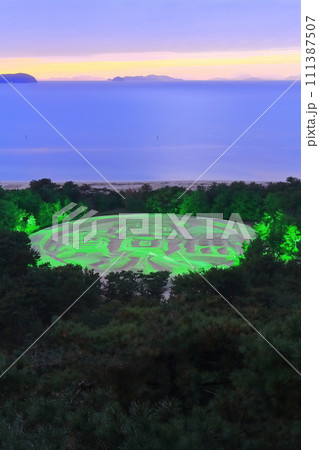 【香川県】ライトアップされた銭形砂絵(琴弾公園) 【香川県】ライトアップされた銭形砂絵(琴弾公園) 111387507