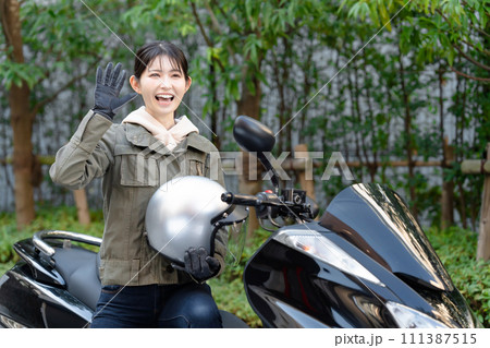 待合せをするバイク女子 111387515