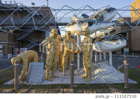 下関唐戸市場のふくのフクロ競りの像 111387530