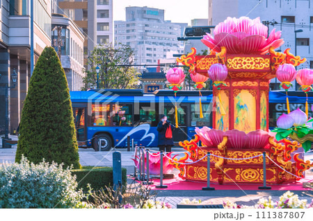 日本の横浜都市景観 山下公園から横浜中華街・朝陽門やベイサイドブルーなどを望む。横浜春節祭…＝8日 111387807