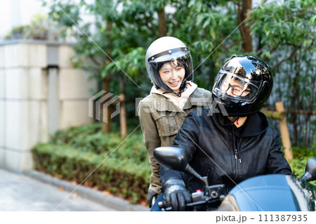 オートバイに乗る男女 111387935
