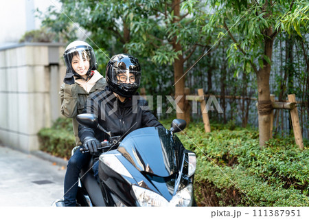 オートバイに乗る男女 111387951