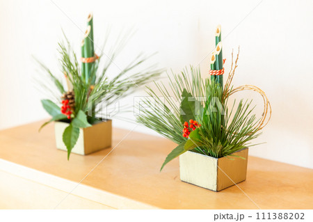 正月飾り ミニ門松のアレンジメント 111388202