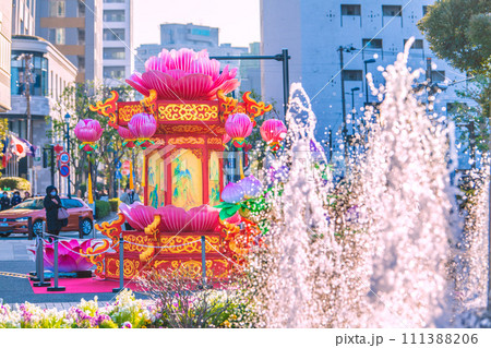 日本の横浜都市景観 横浜春節祭…山下公園から噴水や中華街などを望む(奥に朝陽門)=令和6年2月8日 日本の横浜都市景観 横浜春節祭…山下公園から噴水や中華街などを望む(奥に朝陽門)=令和6年2月8日 111388206