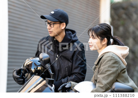 バイク趣味の男女 111388210