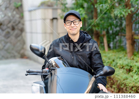 バイクに乗る男性 111388460