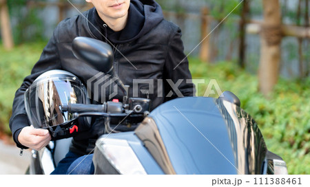 バイクに乗る男性 111388461