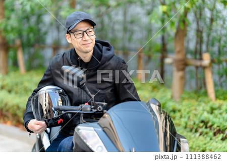 バイクに乗る男性 バイクに乗る男性 111388462