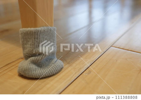 椅子の脚で傷ついたフローリング 111388808