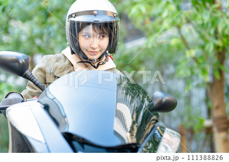 バイクに乗る女性ライダー バイクに乗る女性ライダー 111388826