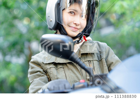 バイクに乗る女性ライダー バイクに乗る女性ライダー 111388830