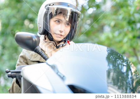 バイクに乗る女性ライダー 111388834