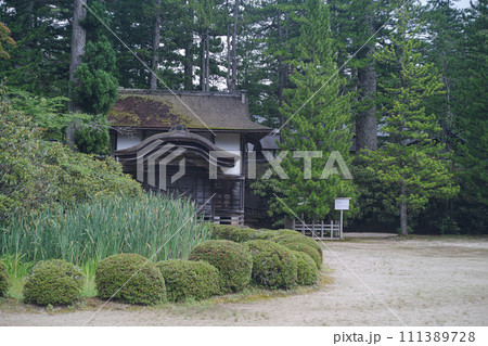 真言宗の総本山高野山境内の緑と古い建造物 111389728