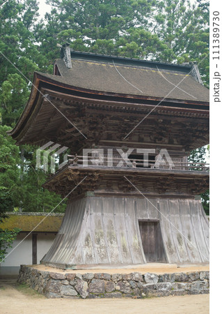 真言宗の総本山高野山境内の緑と古い建造物 111389730