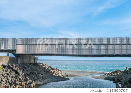 青空と海岸線の橋梁工事 111390707