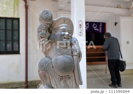 大黒天、参拝者（おさすり大黒天　豊川稲荷　愛知県 豊橋市） 111390894