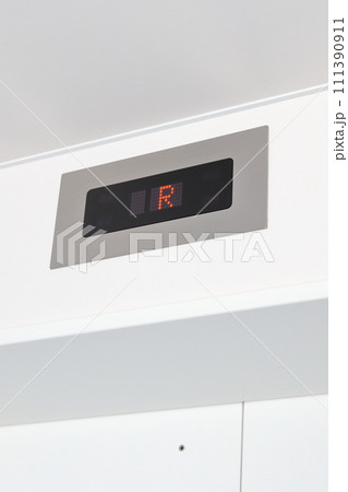 「R階」エレベーターの屋上表示 111390911