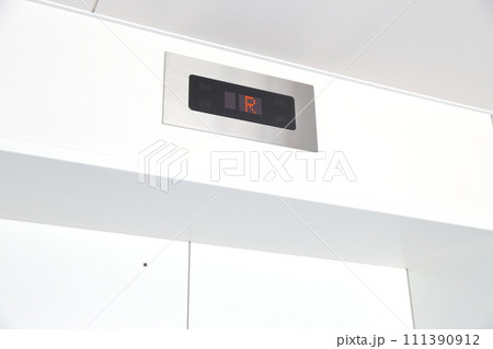 「R階」エレベーターの屋上表示 111390912