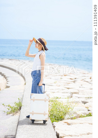 旅行に出かける女性 111391409