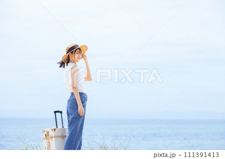 旅行する若い女性 旅行する若い女性 111391413