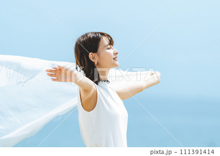 風に吹かれる女性 風に吹かれる女性 111391414