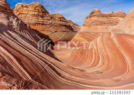 アメリカ　自然が生み出した陸地の波模様　ザ・ウェイブ 111391507