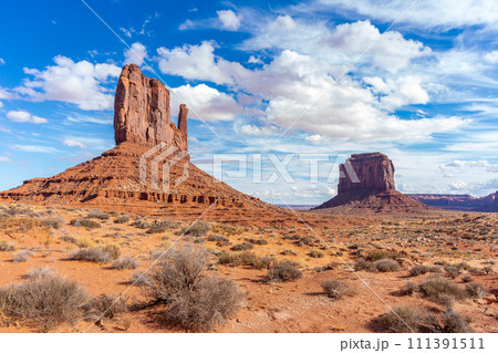 アメリカ　ナバホ族の住むモニュメントバレー　青空と白い雲 111391511