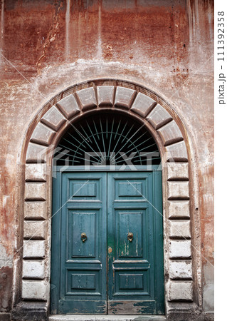 Patinated door and weathered wall in Roma city 111392358