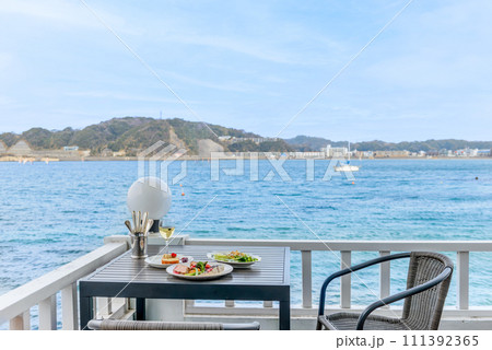 オーシャンビューのレストランのテラス席、海を見ながら食事 111392365