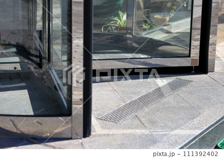 回転扉　イメージ 111392402