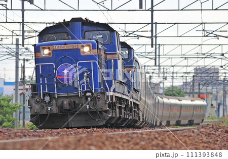 函館本線　白石ー苗穂　JR北海道　DD51-1141+E26系　カシオペア 111393848