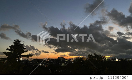 雲の隙間から見える夕日 雲の隙間から見える夕日 111394004