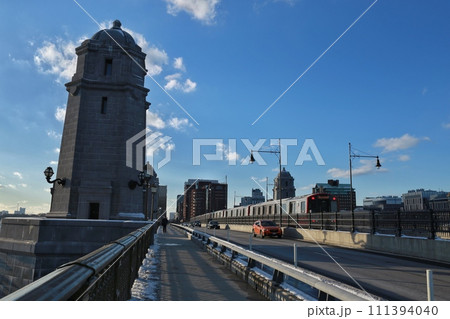 冬のレッドラインの電車が通るロングフェロー橋 Longfellow brg in winter 111394040