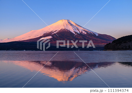 山梨県・山中湖と逆さ富士の絶景(紅富士) 山梨県・山中湖と逆さ富士の絶景(紅富士) 111394374