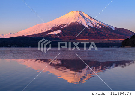 山梨県・山中湖と逆さ富士の絶景(紅富士) 山梨県・山中湖と逆さ富士の絶景(紅富士) 111394375