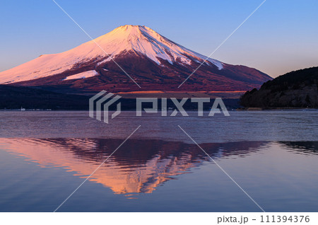 山梨県・山中湖と逆さ富士の絶景（紅富士） 111394376