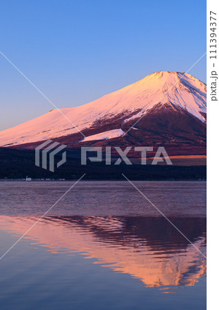 山梨県・山中湖と逆さ富士の絶景（紅富士） 111394377