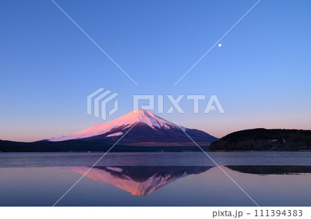 山梨県・山中湖と逆さ富士の絶景（紅富士） 111394383