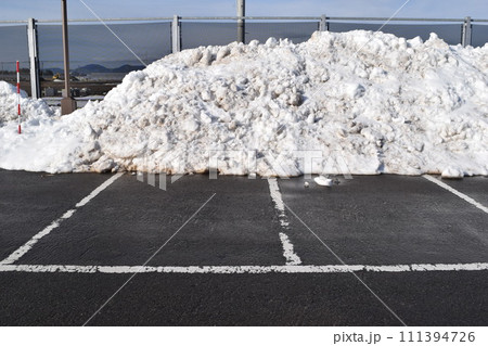除雪した豪雪地方の駐車場 除雪した豪雪地方の駐車場 111394726