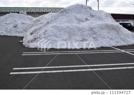 除雪した豪雪地方の駐車場 除雪した豪雪地方の駐車場 111394727