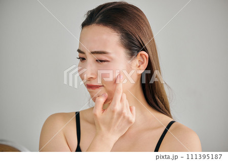 肌のシワやにきびを気にする30代女性 肌のシワやにきびを気にする30代女性 111395187