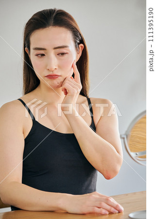 肌のシワやにきびを気にする30代女性 肌のシワやにきびを気にする30代女性 111395190