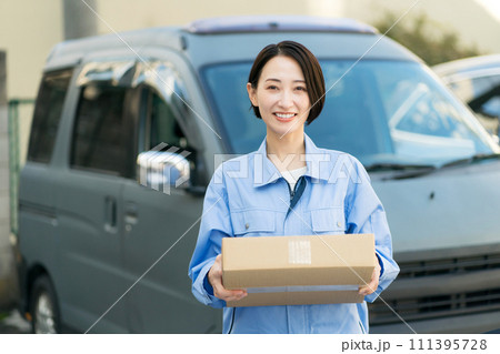 荷物を運ぶ笑顔の若い女性 111395728