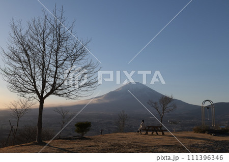 誓いの丘からの砂塵が舞い上がる富士山 誓いの丘からの砂塵が舞い上がる富士山 111396346