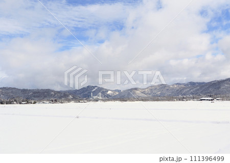 雪の安曇野 111396499