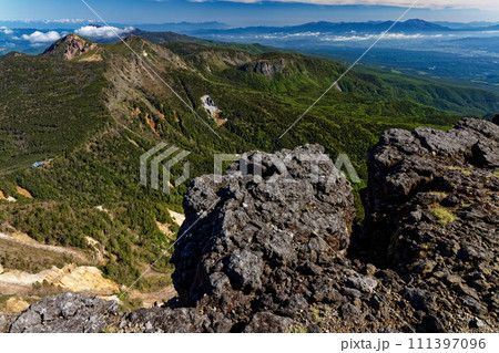 八ヶ岳連峰・硫黄岳から天狗岳・浅間山の眺め 111397096